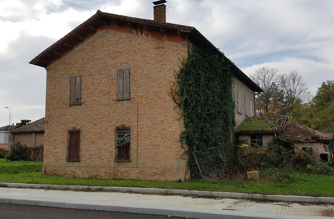 CASA INDIPENDENTE CON CAPANNONE