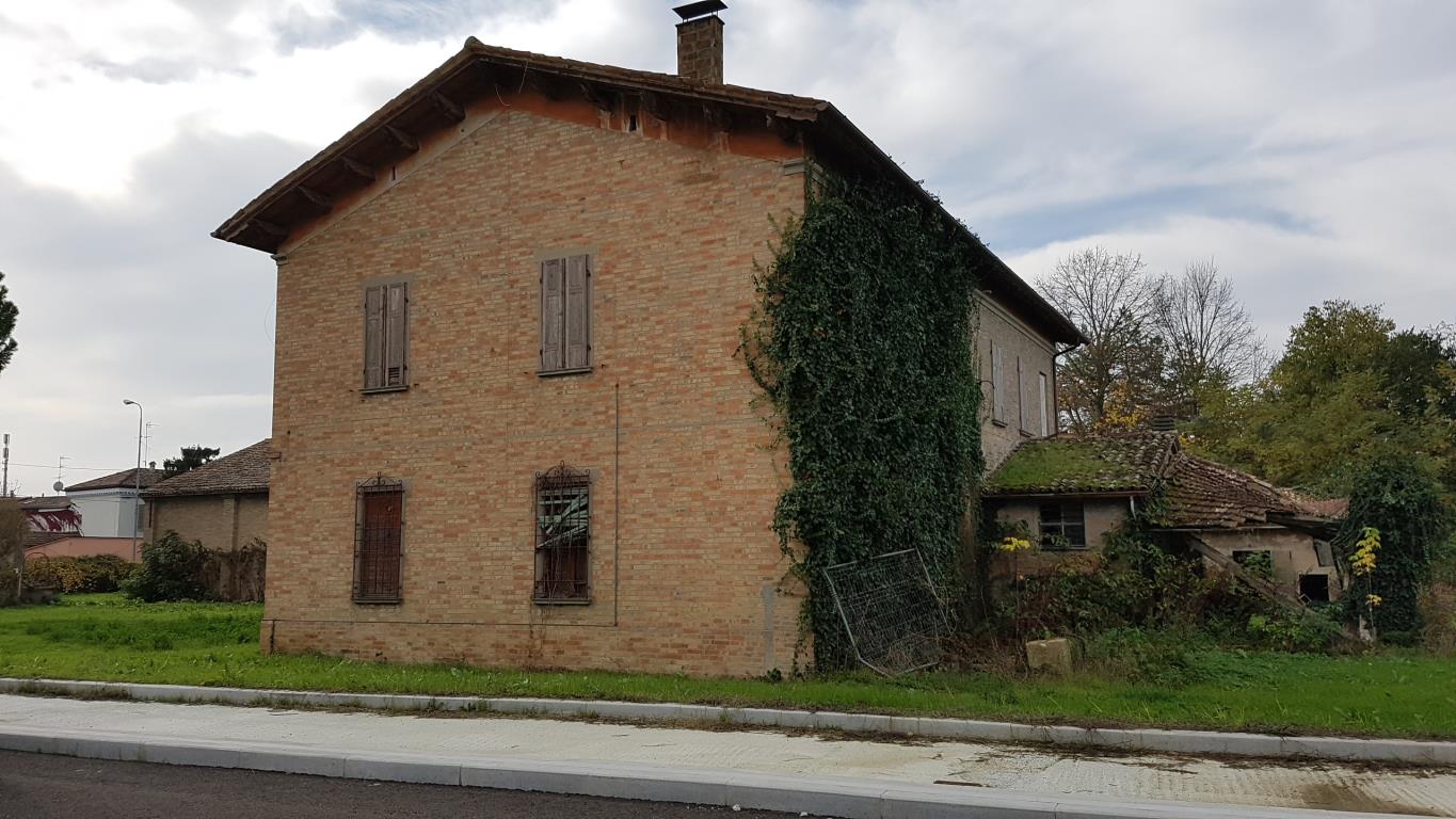 CASA INDIPENDENTE CON CAPANNONE