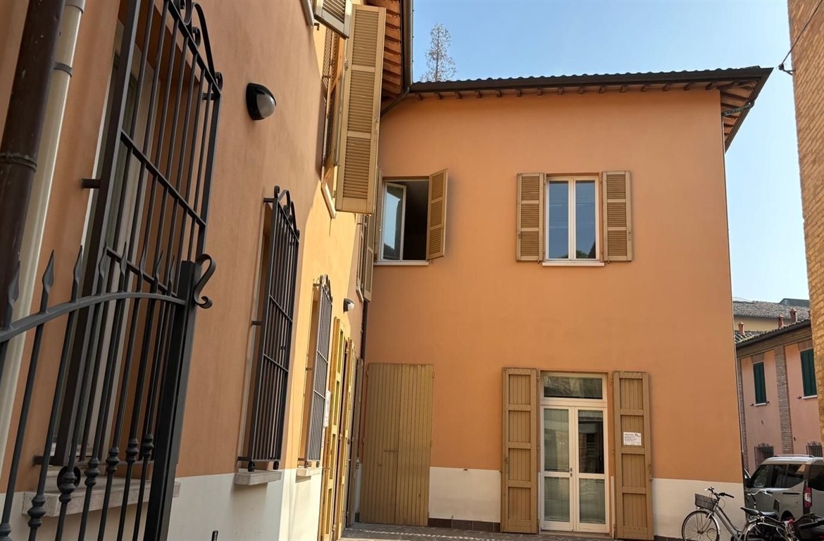 Proponiamo in vendita un intero palazzo in centro uso uffici con possibilità di cambio di destinazione d’uso.