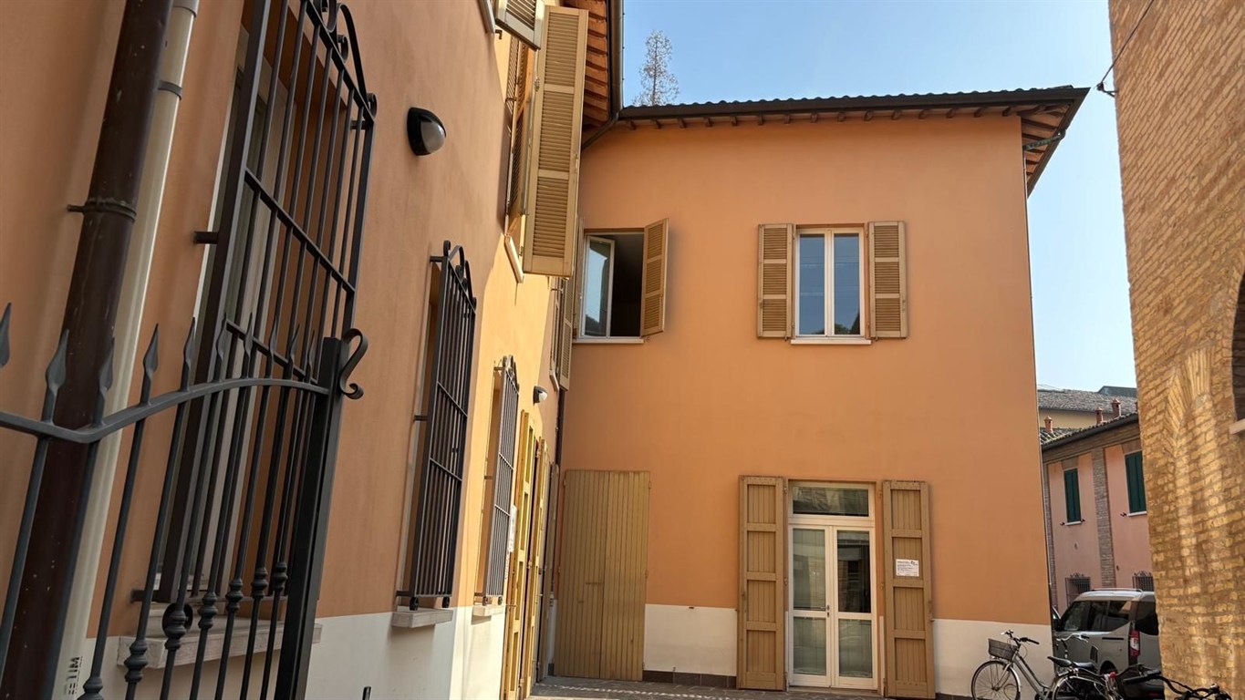 Proponiamo in vendita un intero palazzo in centro uso uffici con possibilità di cambio di destinazione d’uso.