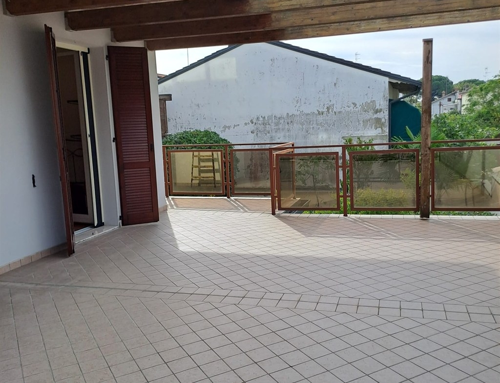 APPARTAMENTO MARINA DI RAVENNA CON AMPIO TERRAZZO E DUE POSTI AUTO