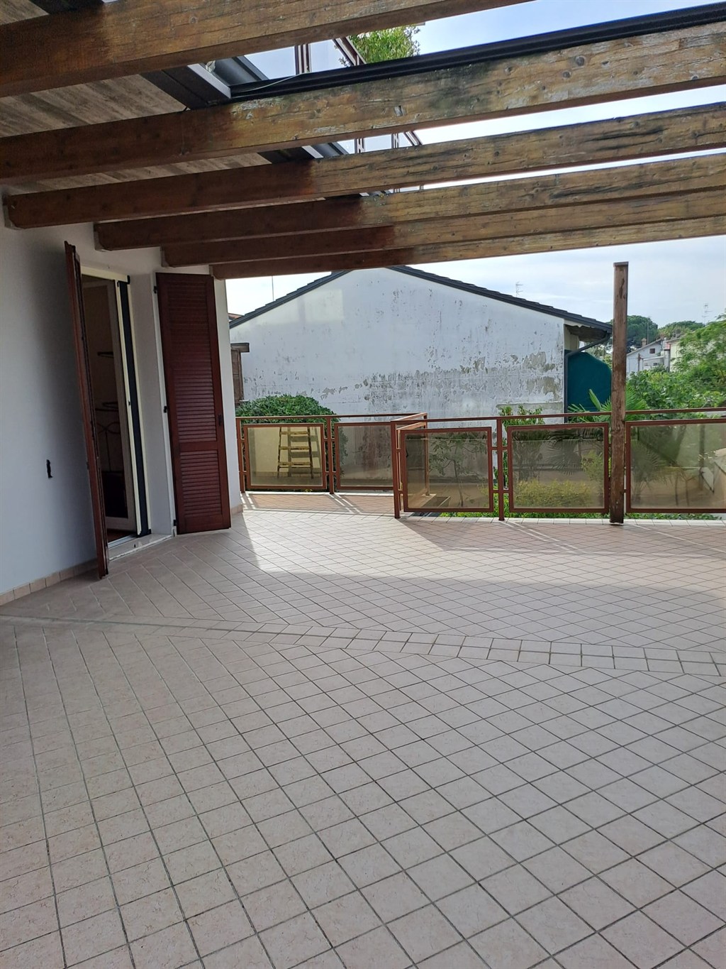 APPARTAMENTO MARINA DI RAVENNA CON AMPIO TERRAZZO E DUE POSTI AUTO