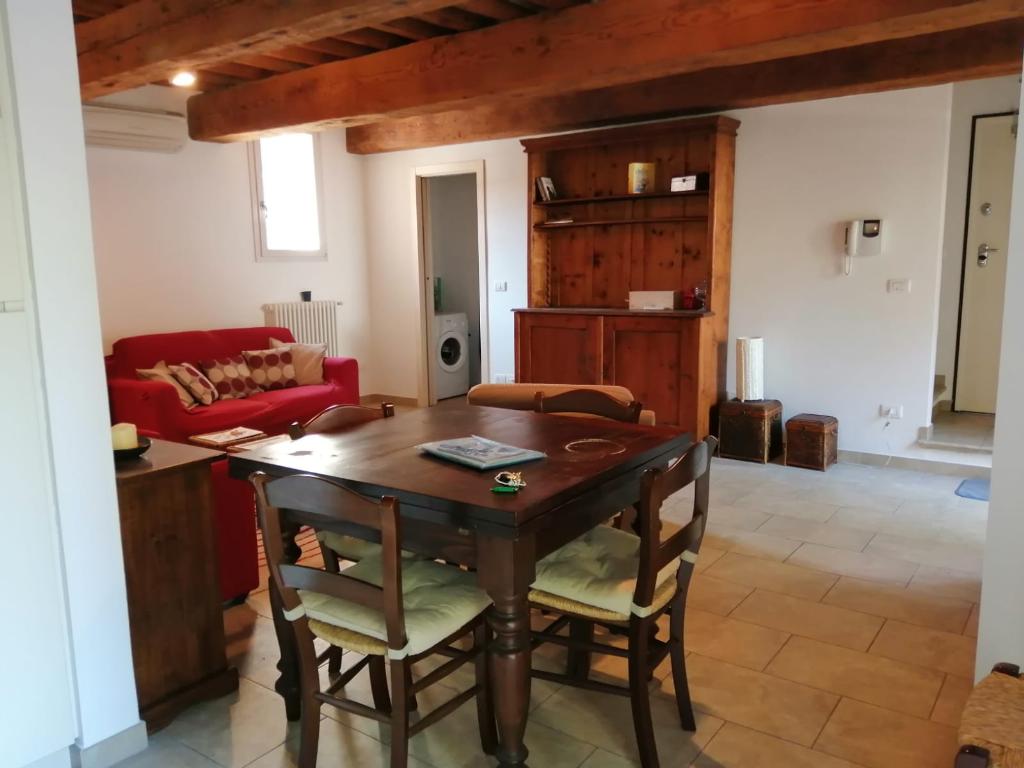CASA ABBINATA AD UN LATO DI RAPPRESENTANZA IN CENTRO STORICO IN AFFITTO