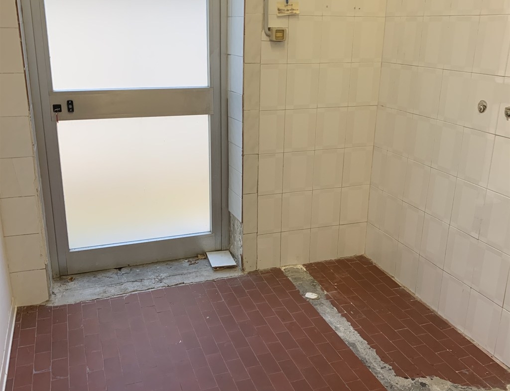 RIF.LG865/BIS    RAVENNA CENTRO STORICO VENDESI AMPIO LOCALE DA RISTRUTTURARE