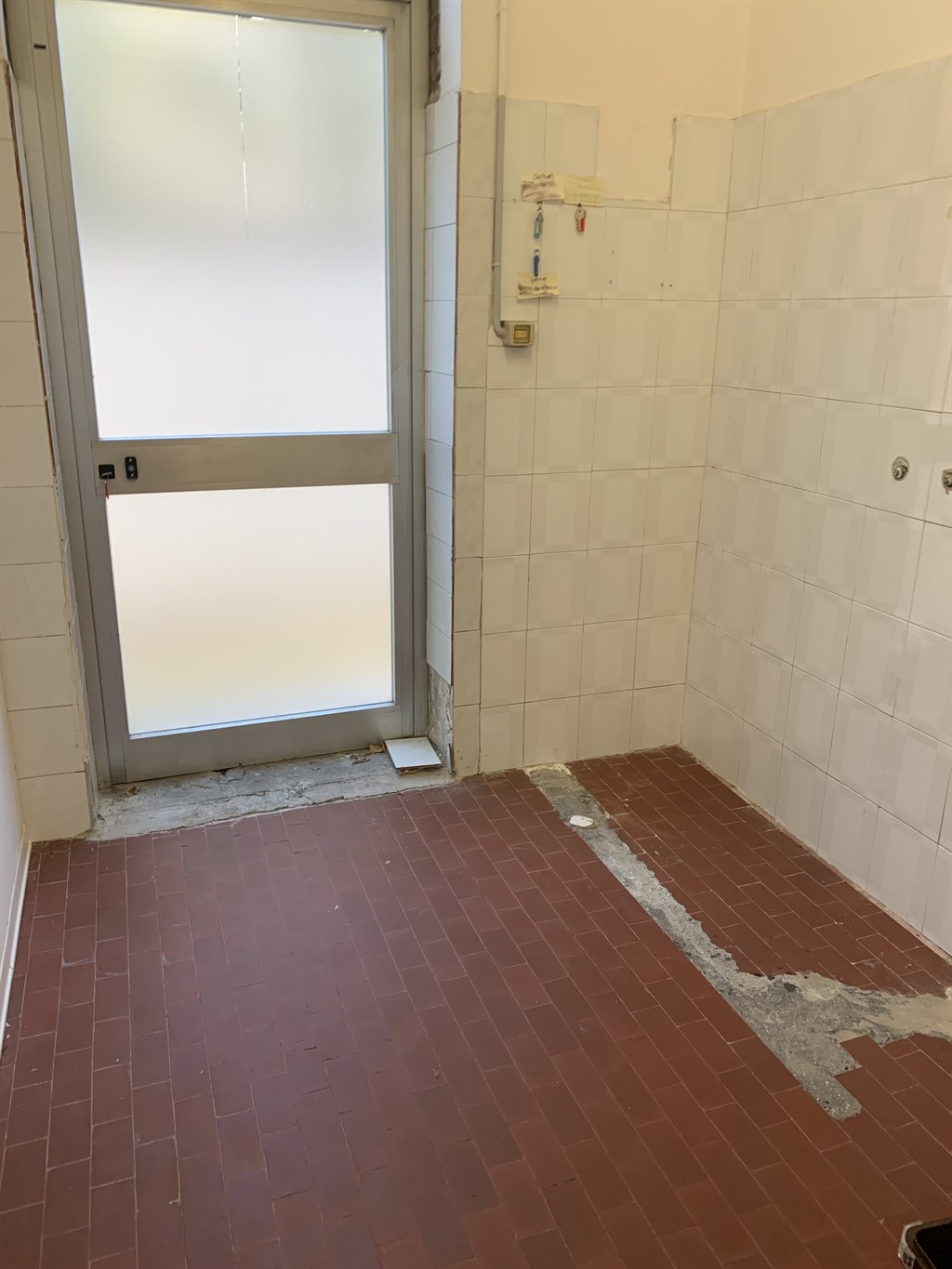 RIF.LG865/BIS    RAVENNA CENTRO STORICO VENDESI AMPIO LOCALE DA RISTRUTTURARE