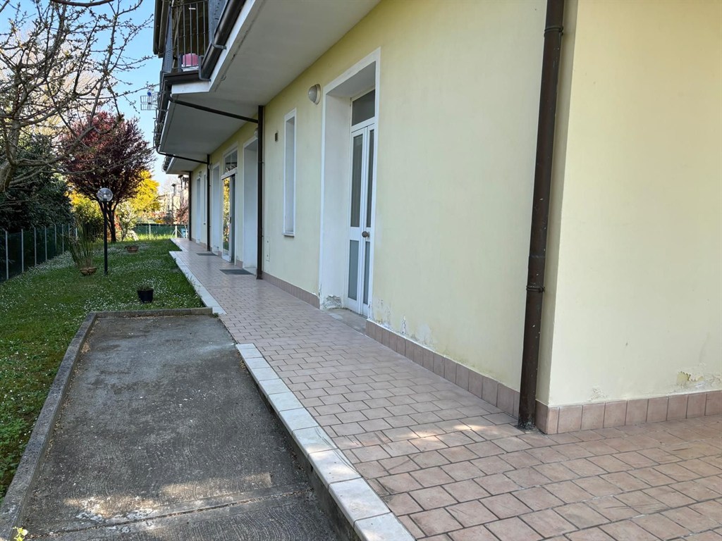 Proponiamo in vendita immobile direzionale con possibilità di cambio di destinazione d’uso in residenziale situato in prossimità di Ravenna. Possibile realizzazione di due appartamenti.