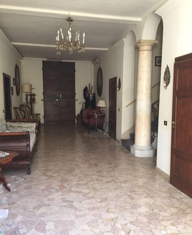 Rif. LG868  BAGNACAVALLO (RA) vendesi stabile di mq 650 da ristrutturare Ideale per impresa di costruzioni