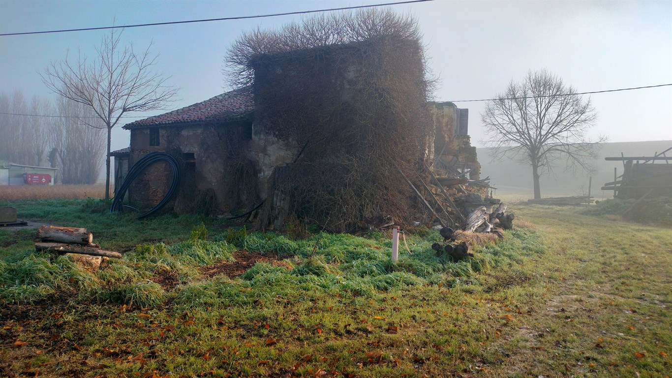 Vendita casa indipendente da ristrutturare con servizi in corpo distaccato ed area cortilizia pertinenziale