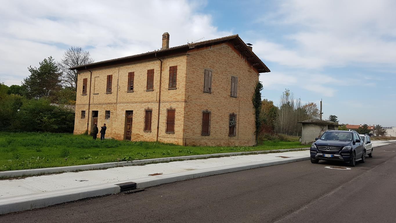 CASA INDIPENDENTE CON CAPANNONE
