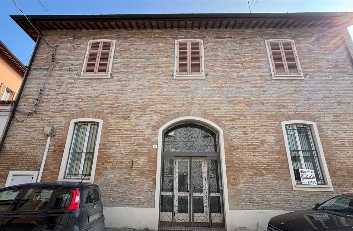 Proponiamo in vendita un ottima palazzina indipendente in centro città