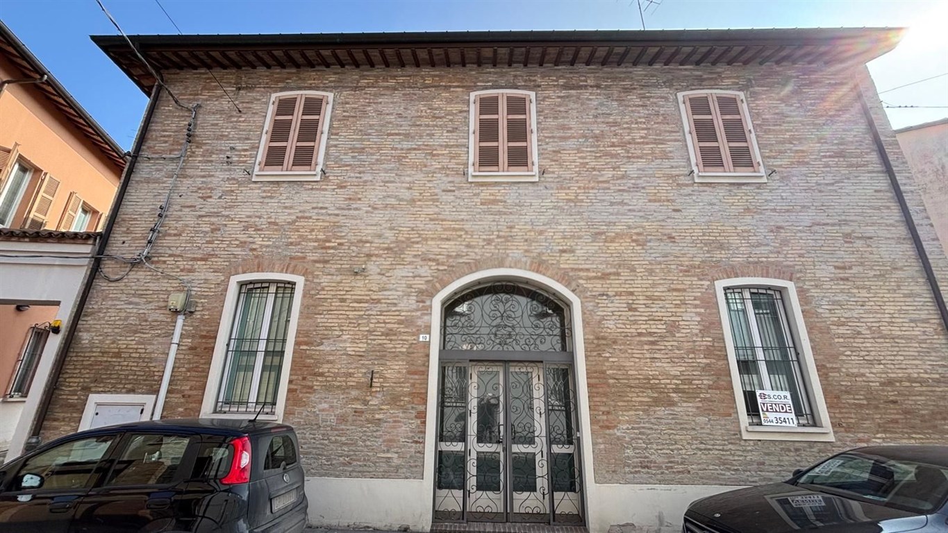 Proponiamo in vendita un ottima palazzina indipendente in centro città