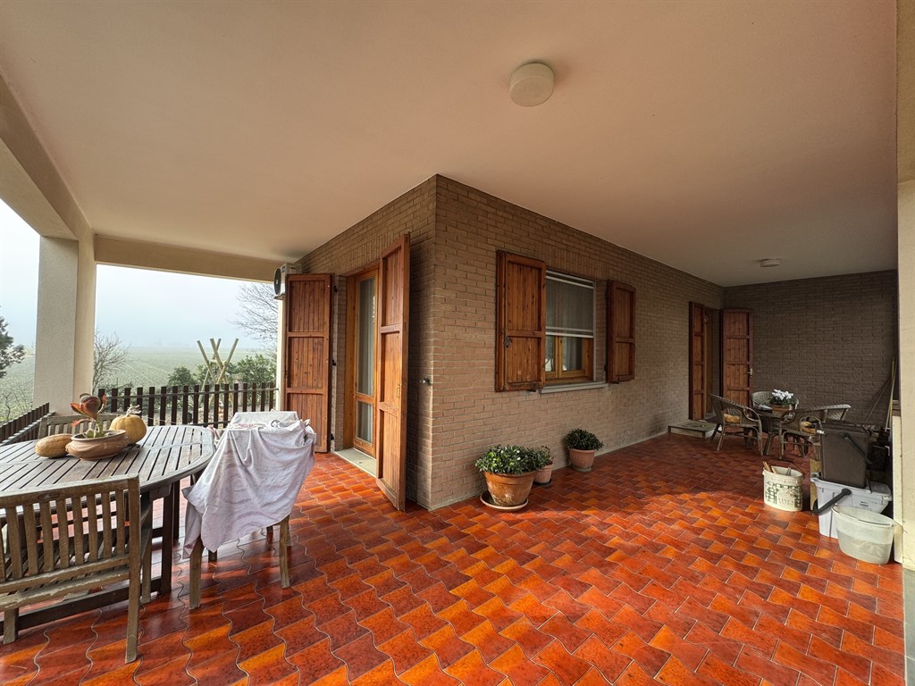 CASA INDIPENDENTE TRA CAMPAGNA E MARE