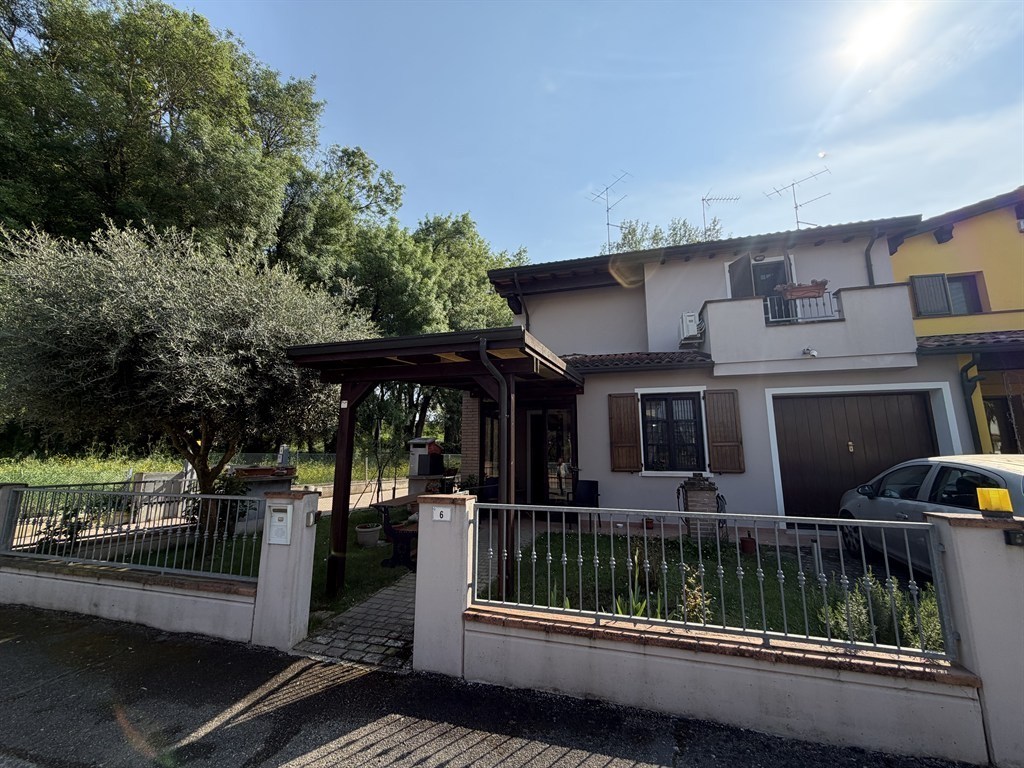 VILLETTA ABBINATA AD UN LATO A SAN MARCO