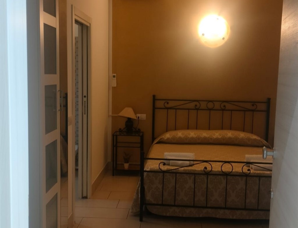 Proponiamo in vendita immobile adibito a Room & Breakfast, affittacamere, locanda, di mq. 203, ad euro 360.000, scopo investimento.