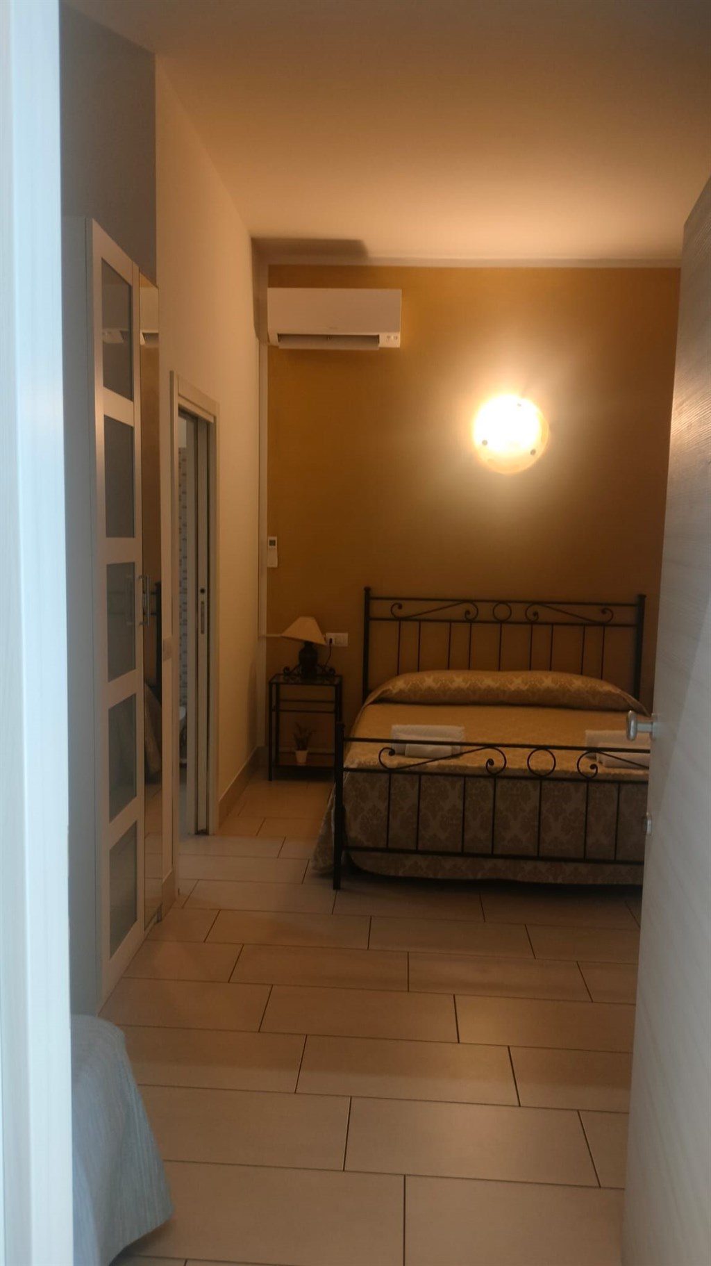 Proponiamo in vendita immobile adibito a Room & Breakfast, affittacamere, locanda, di mq. 203, ad euro 360.000, scopo investimento.
