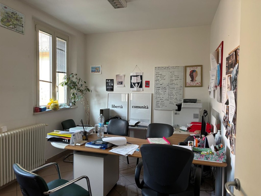 Proponiamo in vendita in zona tranquilla ed in pieno centro città, un immobile dislocato su due livelli, con ascensore interno e scala esterna. Possibilità di realizzare due appartamenti