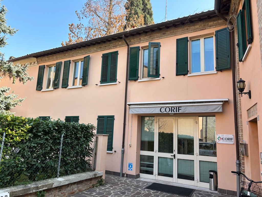Proponiamo in vendita in zona tranquilla ed in pieno centro città, un immobile dislocato su due livelli, con ascensore interno e scala esterna. Possibilità di realizzare due appartamenti
