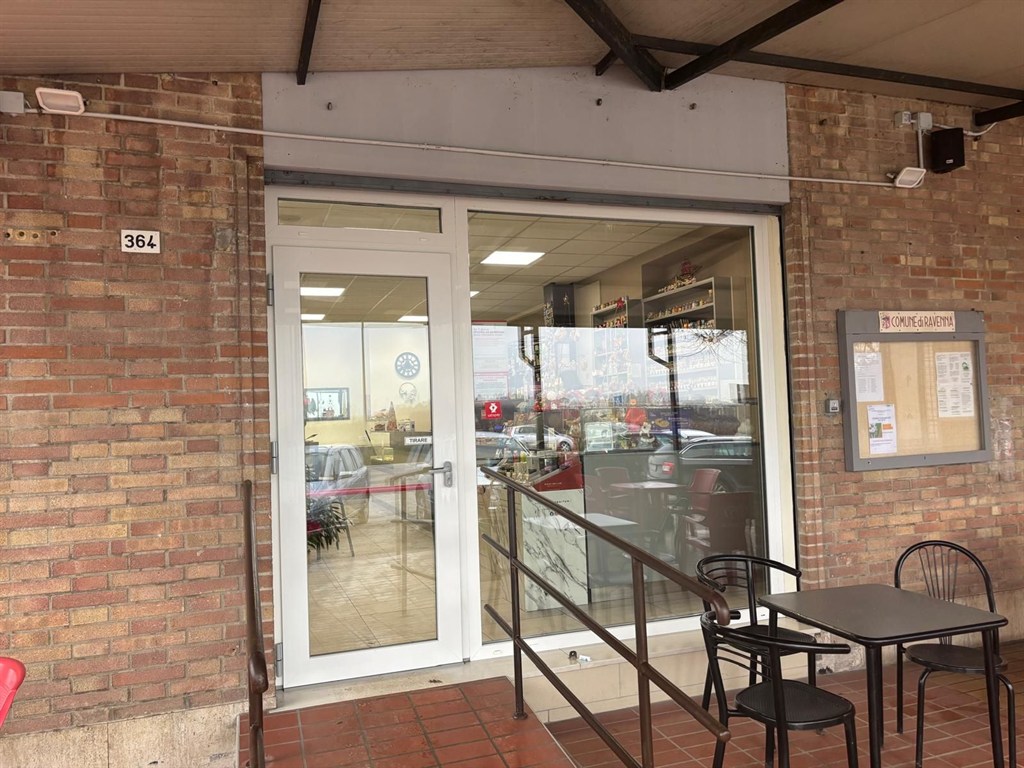 Proponiamo in vendita scopo investimento ottimo Bar avviato e locato in zona strategica di passaggio.
