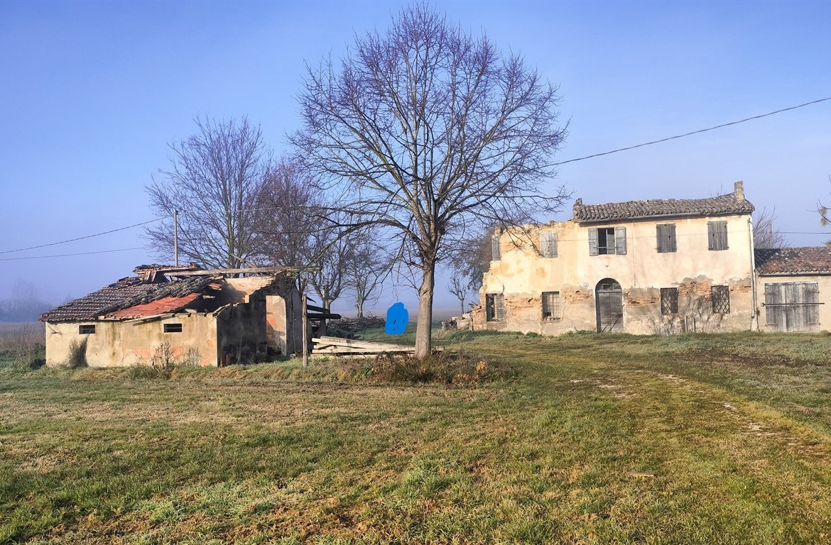 Vendita casa indipendente da ristrutturare con servizi in corpo distaccato ed area cortilizia pertinenziale