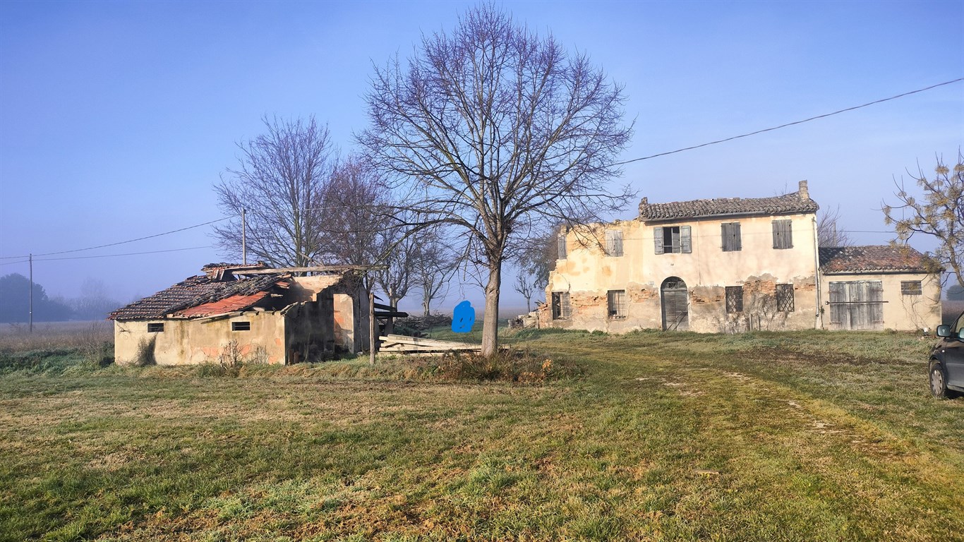 Vendita casa indipendente da ristrutturare con servizi in corpo distaccato ed area cortilizia pertinenziale