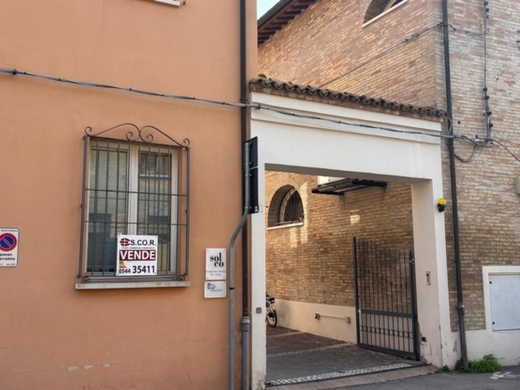 Proponiamo in vendita un intero palazzo in centro uso uffici con possibilità di cambio di destinazione d’uso.