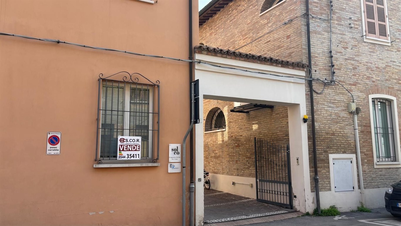 Proponiamo in vendita un intero palazzo in centro uso uffici con possibilità di cambio di destinazione d’uso.