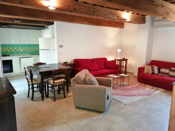 CASA ABBINATA AD UN LATO DI RAPPRESENTANZA IN CENTRO STORICO IN AFFITTO