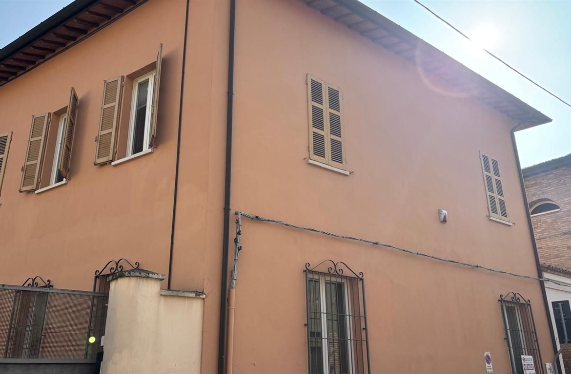 Proponiamo in vendita un intero palazzo in centro uso uffici con possibilità di cambio di destinazione d’uso.