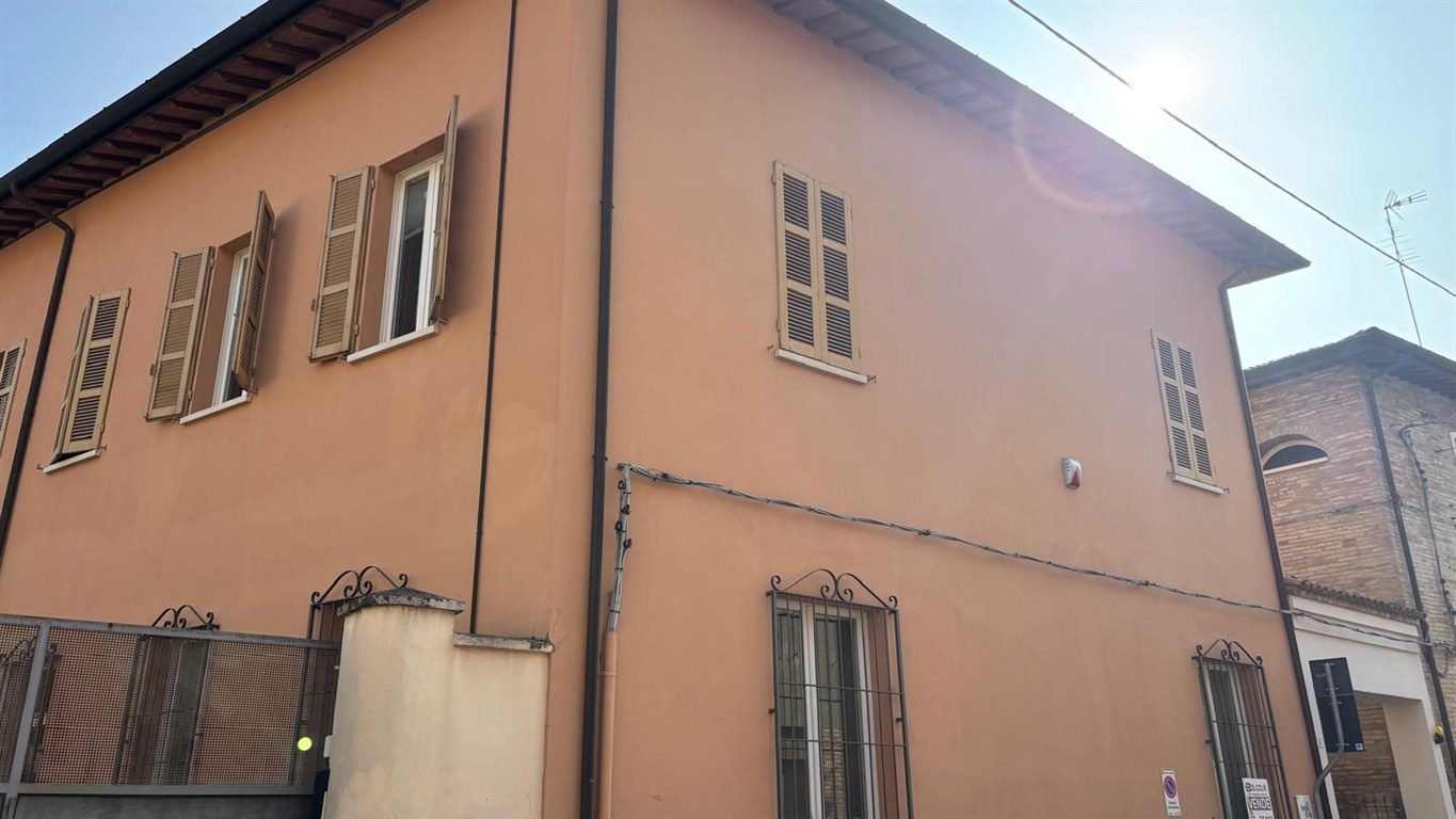Proponiamo in vendita un intero palazzo in centro uso uffici con possibilità di cambio di destinazione d’uso.