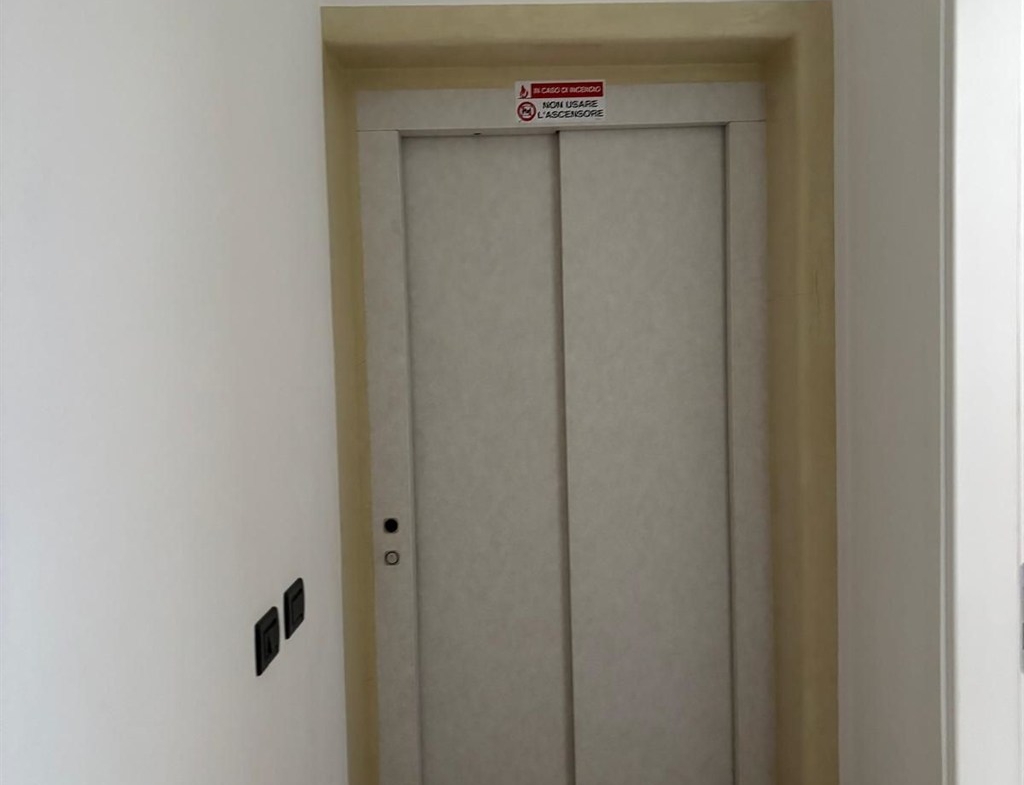 Proponiamo in vendita in zona tranquilla ed in pieno centro città, un immobile dislocato su due livelli, con ascensore interno e scala esterna. Possibilità di realizzare due appartamenti