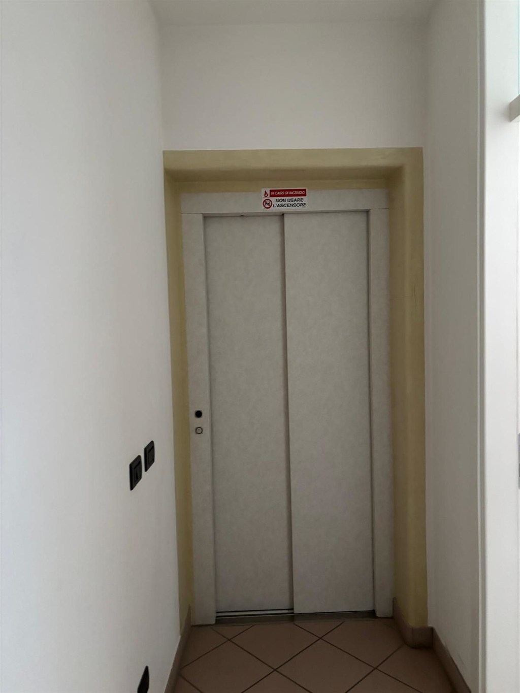Proponiamo in vendita in zona tranquilla ed in pieno centro città, un immobile dislocato su due livelli, con ascensore interno e scala esterna. Possibilità di realizzare due appartamenti