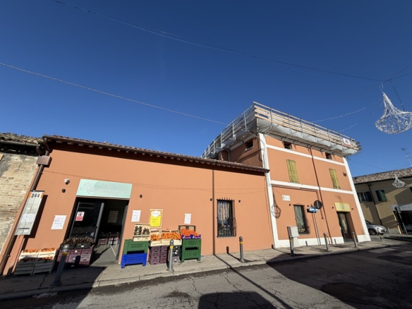 NEGOZIO IN VENDITA’ CON ATTIVITA’ AVVIATA