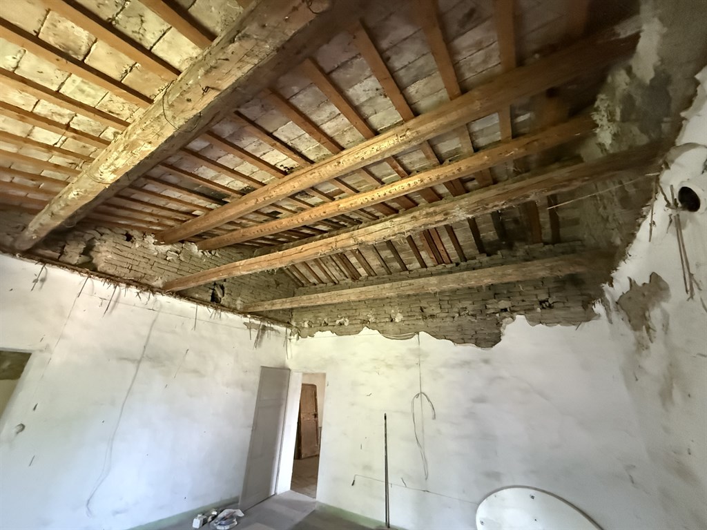 RONCALCECI, RUSTICO DA RISTRUTTURARE
