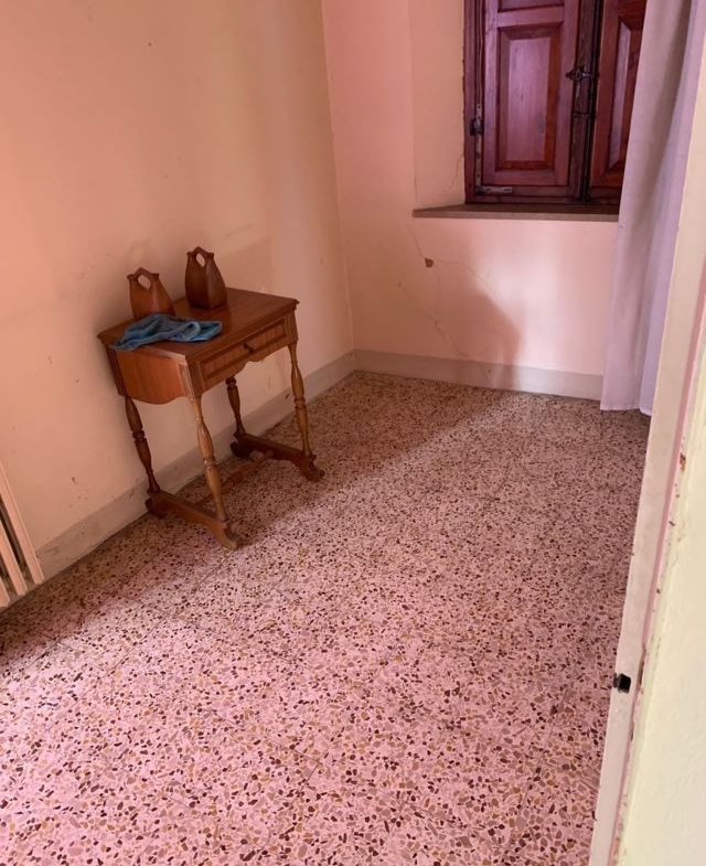 Rif. LG868  BAGNACAVALLO (RA) vendesi stabile di mq 650 da ristrutturare Ideale per impresa di costruzioni
