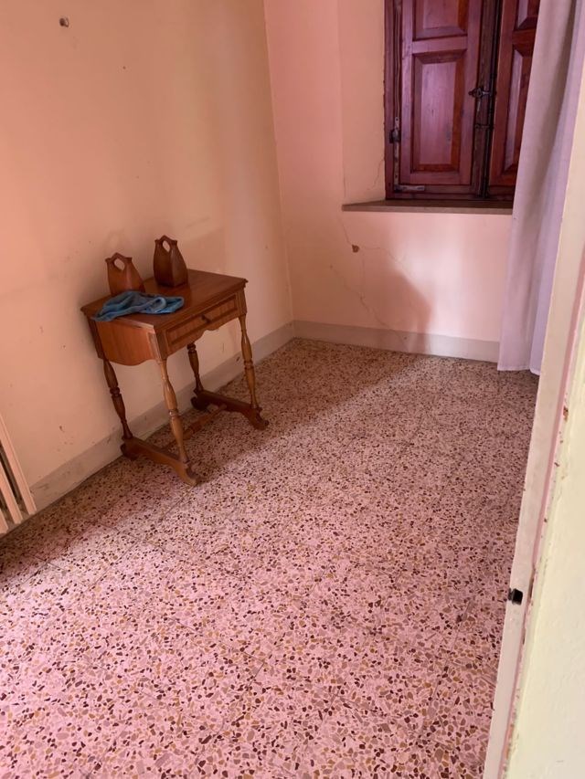 Rif. LG868  BAGNACAVALLO (RA) vendesi stabile di mq 650 da ristrutturare Ideale per impresa di costruzioni