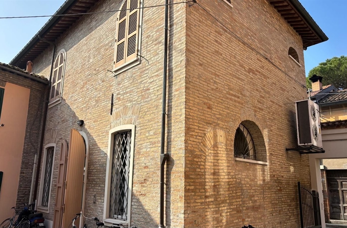 Proponiamo in vendita un ottima palazzina indipendente in centro città