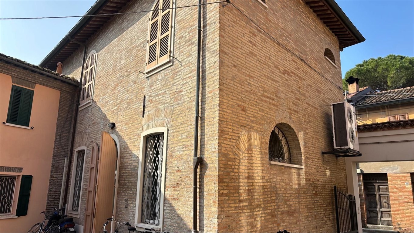 Proponiamo in vendita un ottima palazzina indipendente in centro città
