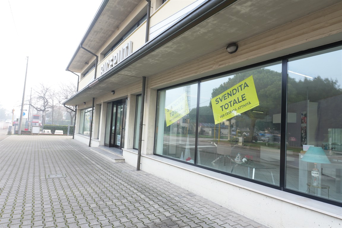STUPENDO IMMOBILE COMMERCIALE IN VENDITA A PORTO FUORI