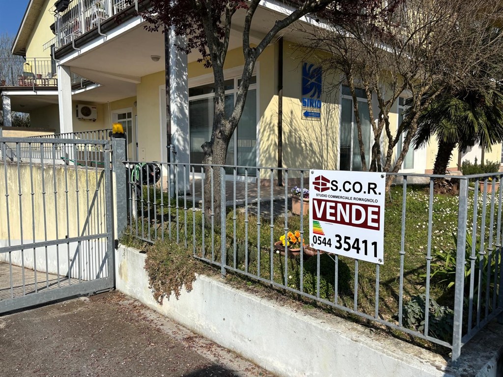 Proponiamo in vendita immobile direzionale con possibilità di cambio di destinazione d’uso in residenziale situato in prossimità di Ravenna. Possibile realizzazione di due appartamenti.
