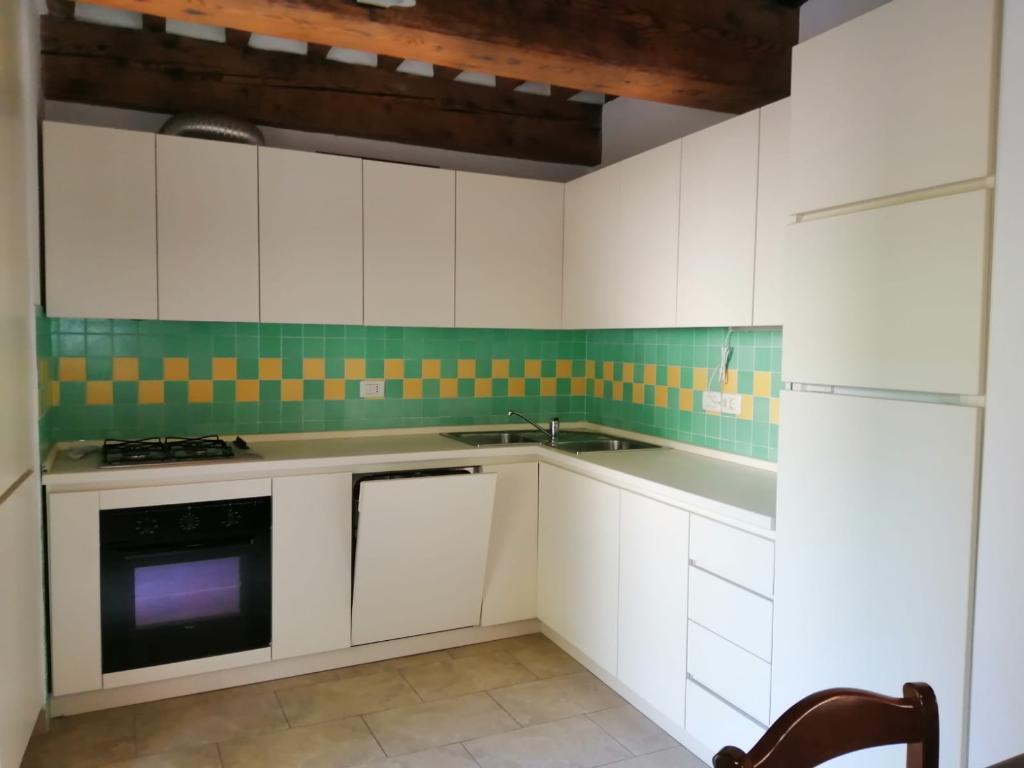 CASA ABBINATA AD UN LATO DI RAPPRESENTANZA IN CENTRO STORICO IN AFFITTO