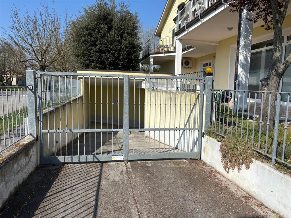 Proponiamo in vendita immobile direzionale con possibilità di cambio di destinazione d’uso in residenziale situato in prossimità di Ravenna. Possibile realizzazione di due appartamenti.