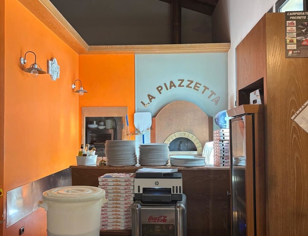 Proponiamo in vendita attività commerciale ( ristorante – pizzeria ) avviatissima con possibilità di acquisto affitto-riscato