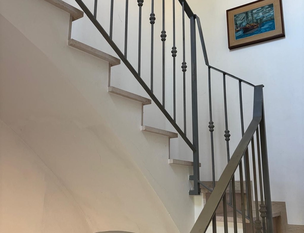 Proponiamo in vendita in zona tranquilla ed in pieno centro città, un immobile dislocato su due livelli, con ascensore interno e scala esterna. Possibilità di realizzare due appartamenti