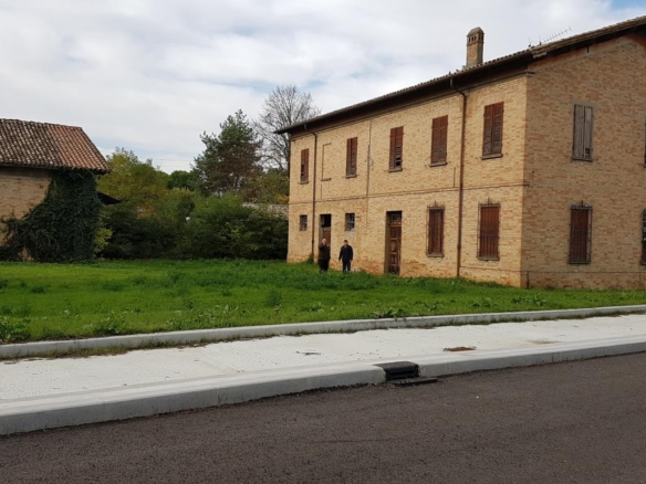 CASA INDIPENDENTE CON CAPANNONE