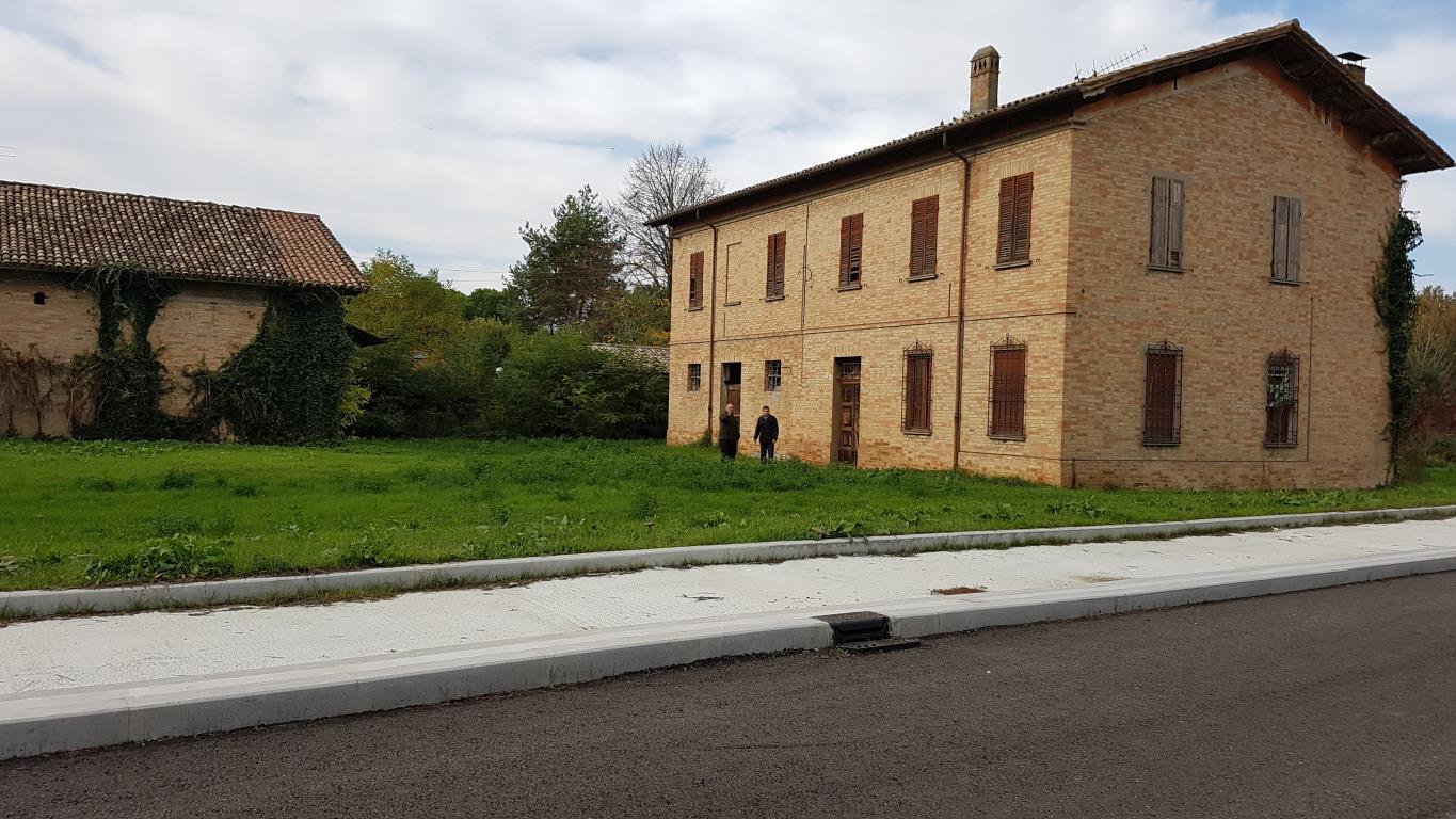 CASA INDIPENDENTE CON CAPANNONE