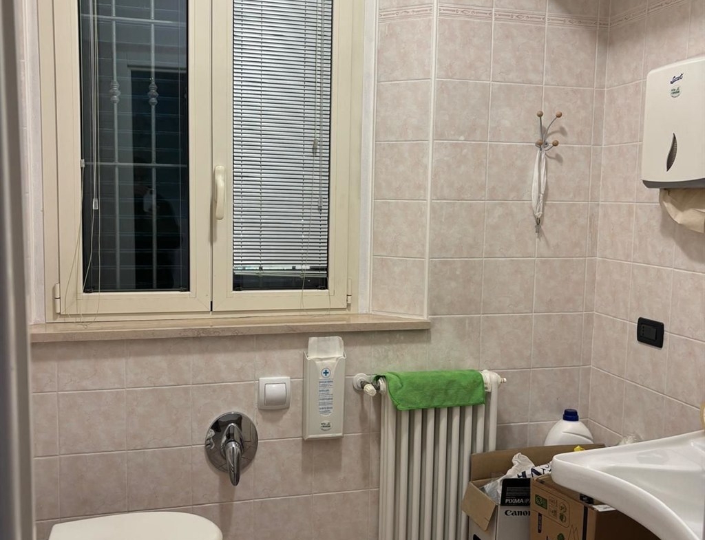 Proponiamo in vendita in zona tranquilla ed in pieno centro città, un immobile dislocato su due livelli, con ascensore interno e scala esterna. Possibilità di realizzare due appartamenti