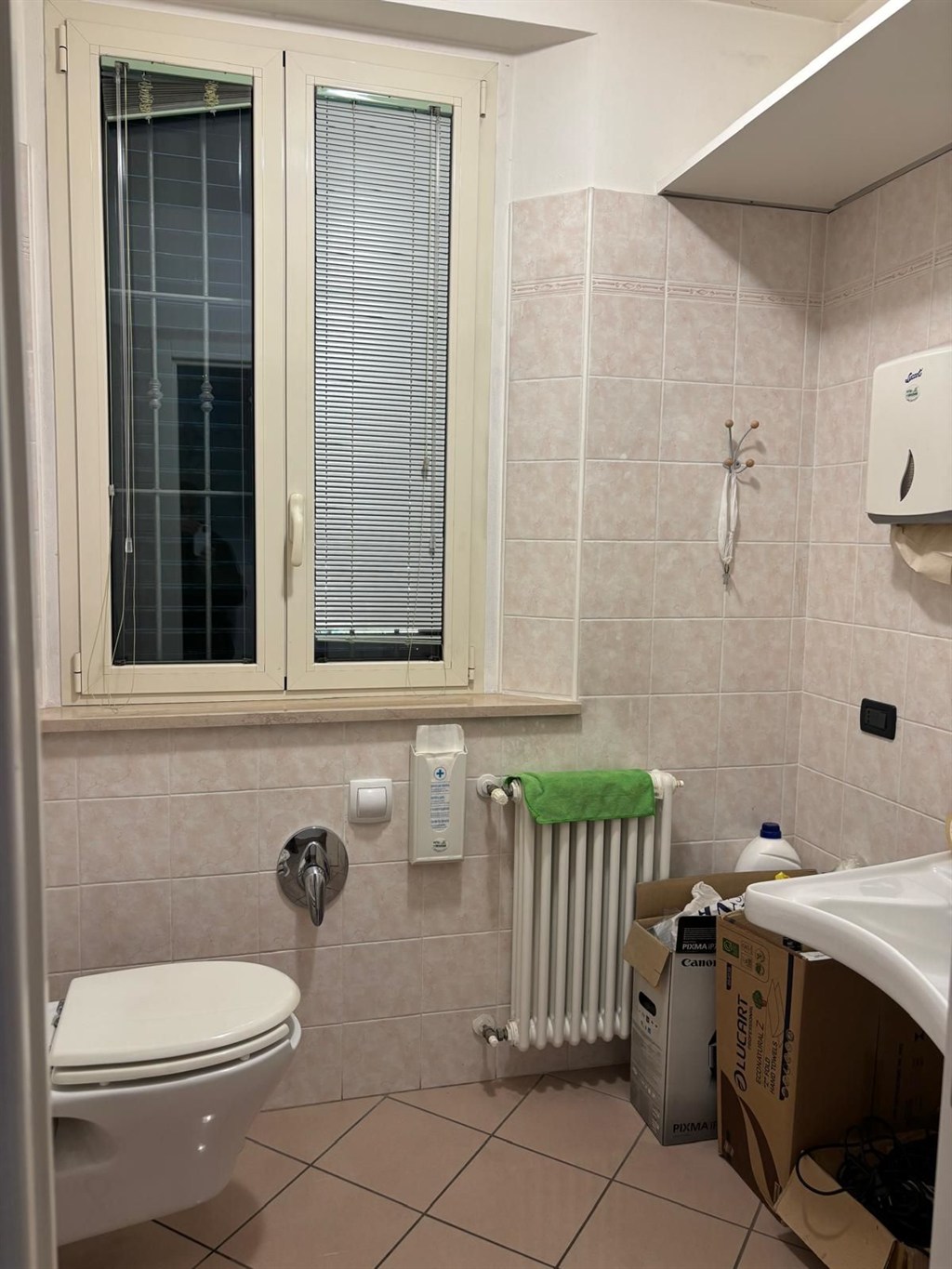 Proponiamo in vendita in zona tranquilla ed in pieno centro città, un immobile dislocato su due livelli, con ascensore interno e scala esterna. Possibilità di realizzare due appartamenti