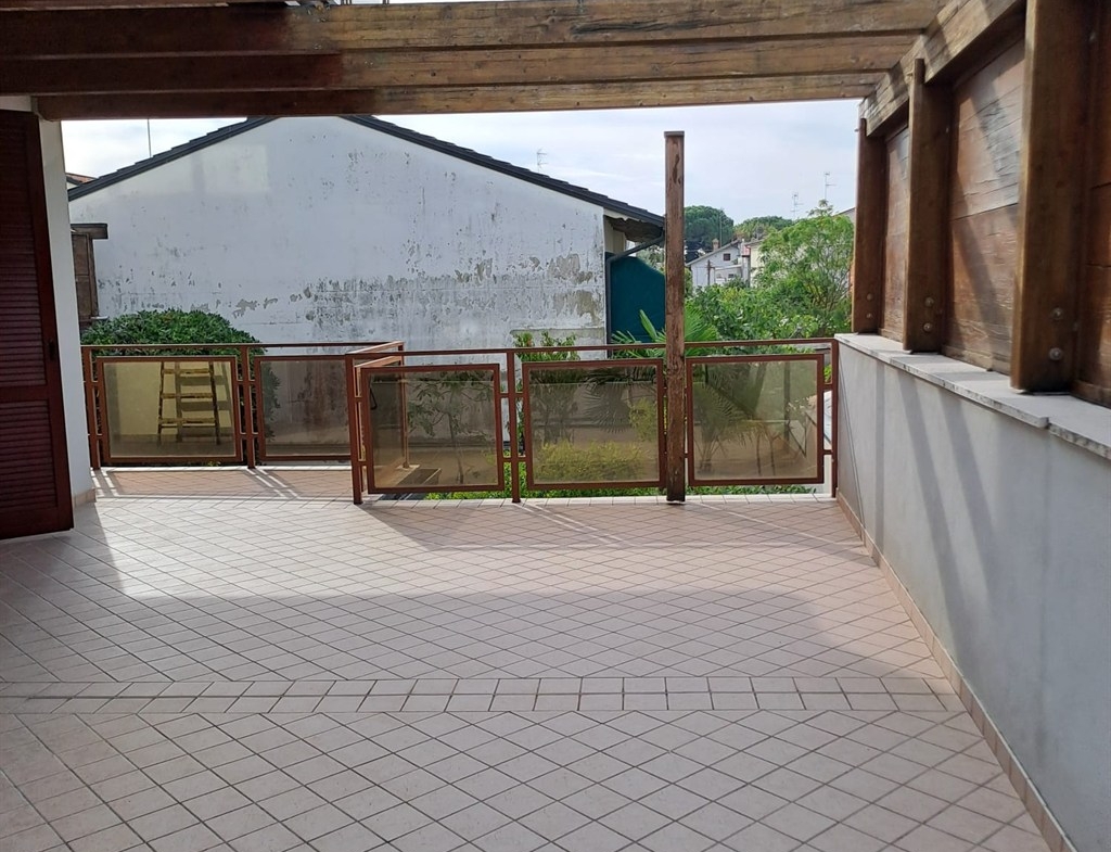 APPARTAMENTO MARINA DI RAVENNA CON AMPIO TERRAZZO E DUE POSTI AUTO