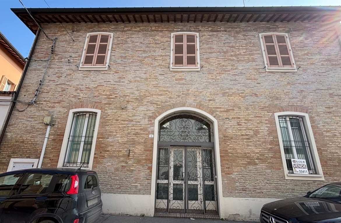 Proponiamo in vendita un ottima palazzina indipendente in centro città