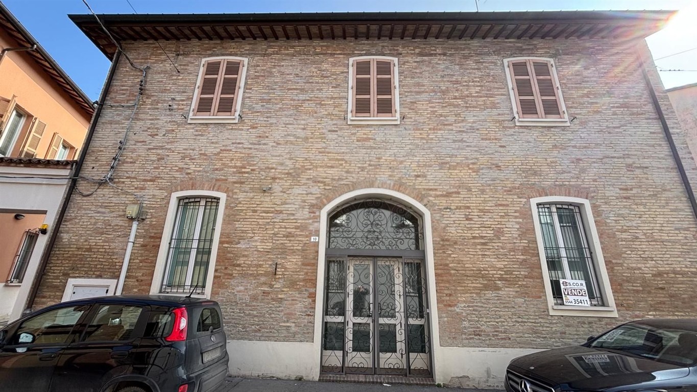 Proponiamo in vendita un ottima palazzina indipendente in centro città